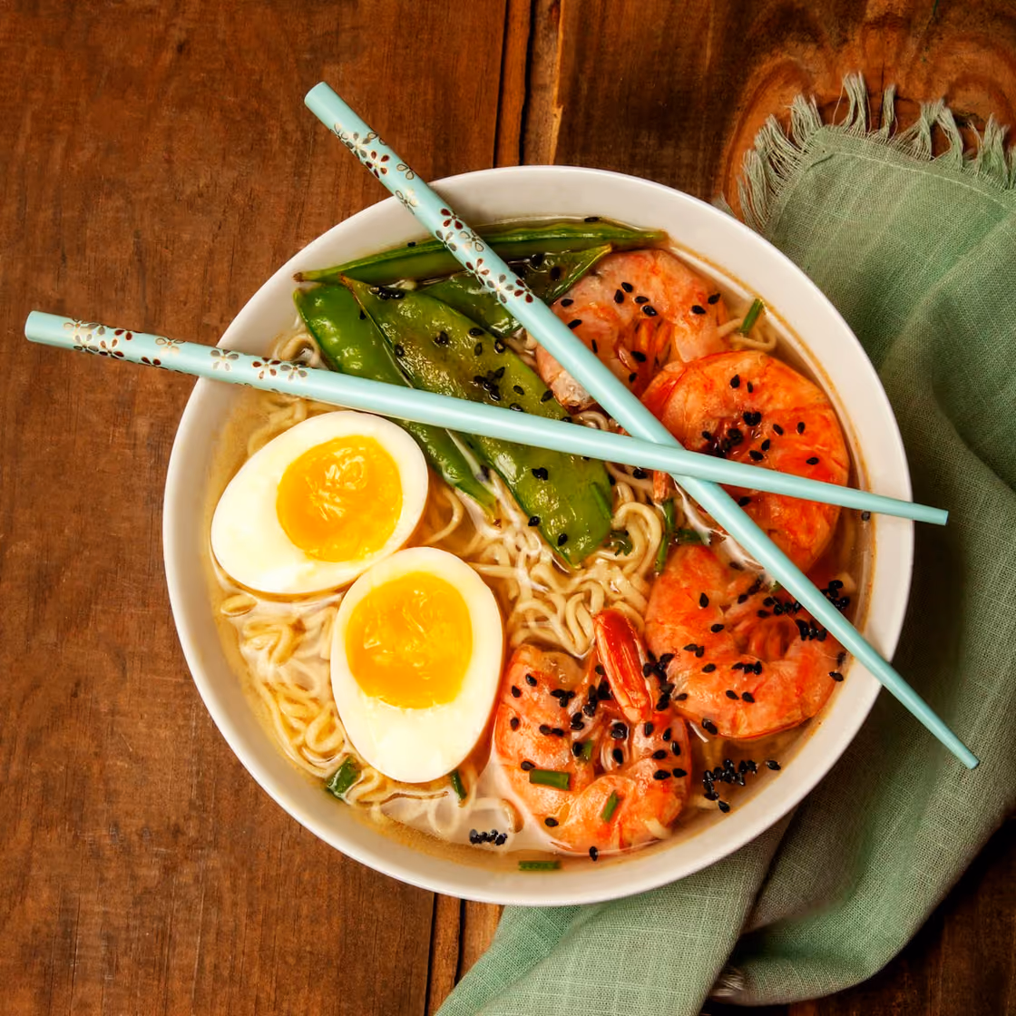 Schale Ramen mit Ei, Garnelen und Stäbchen