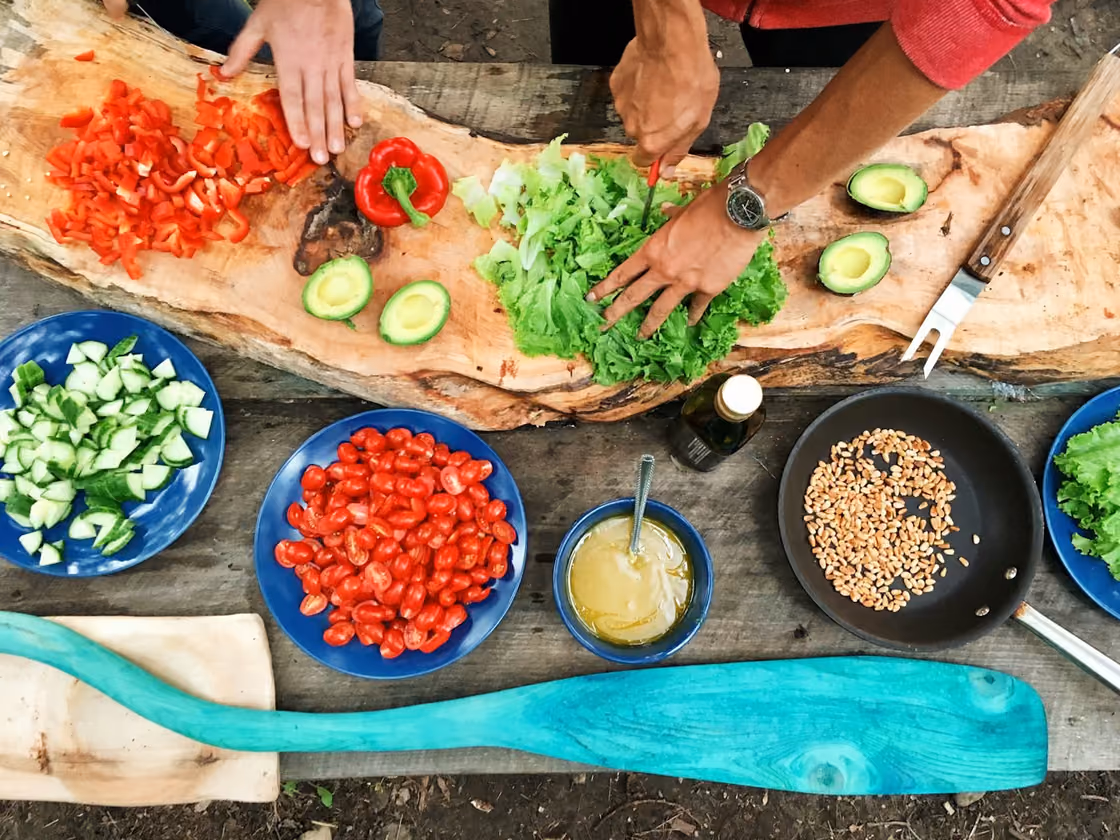 Küchentisch mit geschnittenem Gemüse und Tomaten
