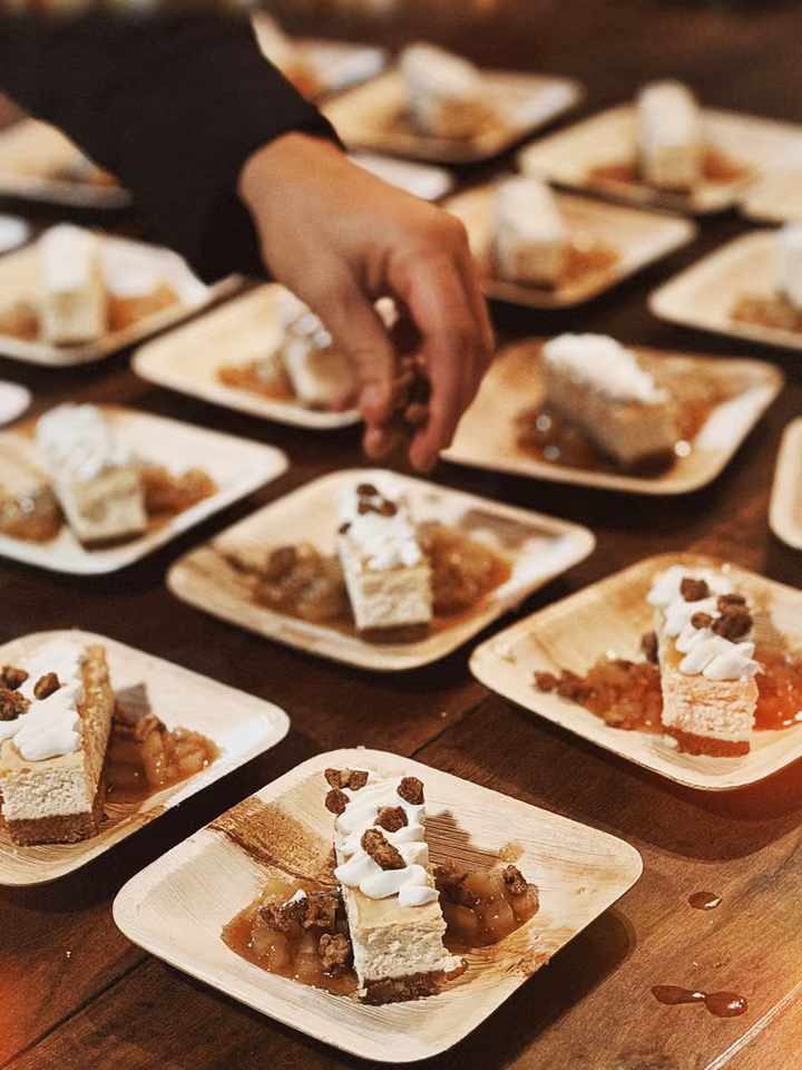 Kleine Desserts mit Sahne und Nüssen auf Tellern