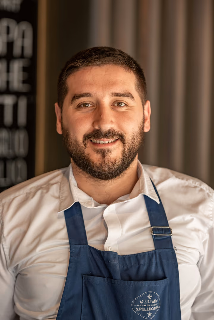 Tomás Ribeiro mit Bart und blauer Schürze